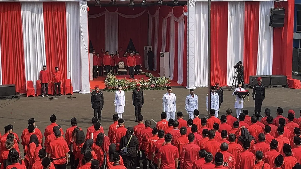 Sekjen PDIP Hasto Kristiyanto memimpin upacara pengibaran Bendera Merah Putih memperingati Hari Lahir Pancasila di halaman parkir Masjid At-Taufiq, Lenteng Agung, Jakarta Selatan, Senin (1/6/2026).