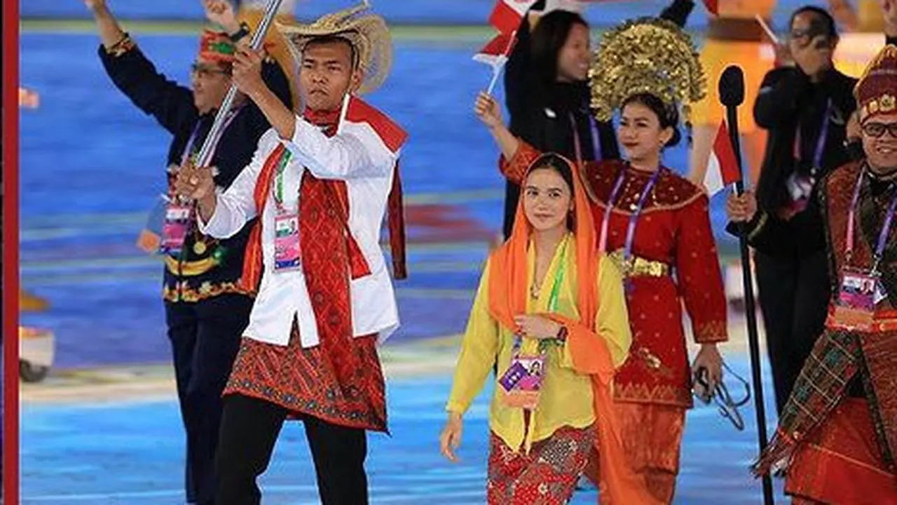 Atlet Wushu Indonesia Nandhira Mauriskha Dibalut Pakaian Adat Betawi Pembawa Bendera di Pembukaan Asian Games 2024 di China