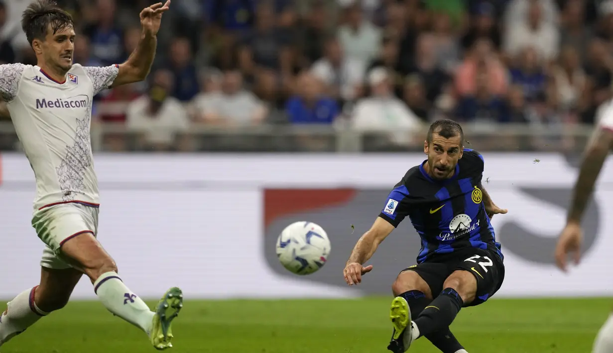 Kemenangan telak 4-0 ini membuat Inter Milan melesat ke puncak klasemen. (AP Photo/Antonio Calanni)
