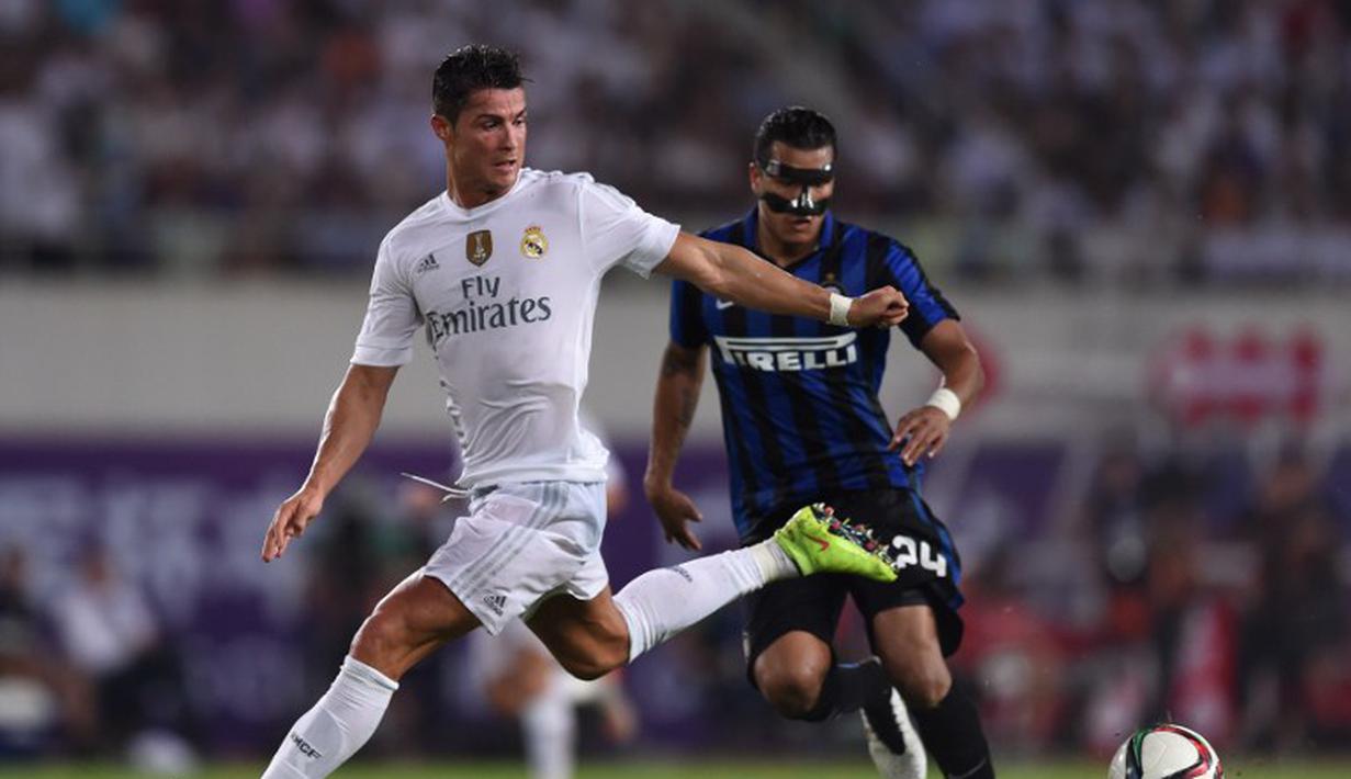 Cristiano Ronaldo berebut bola dengan pemain Inter Milan, Jeison Murillo. (AFP Photo/Johannes Eisele)