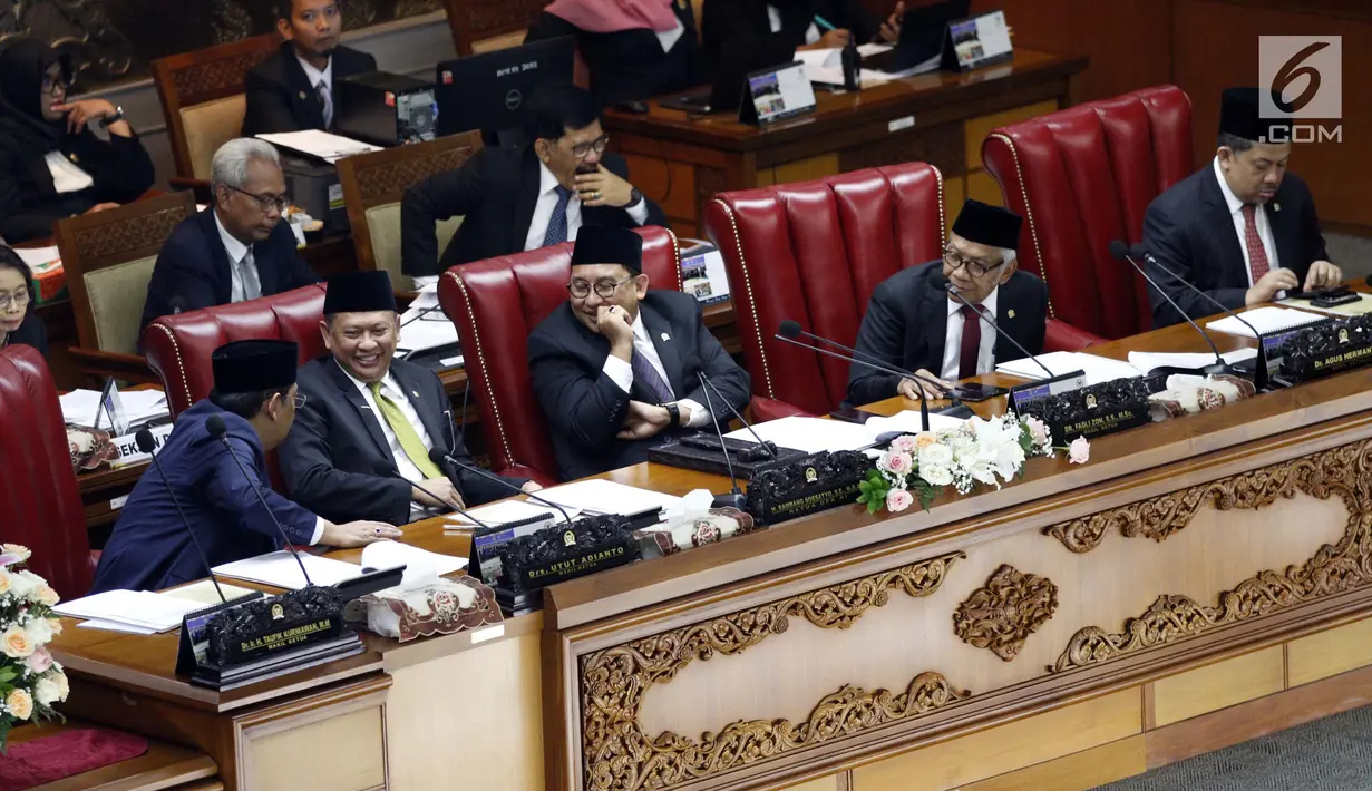 Pimpinan DPR Utut Adianto, Bambang Soesatyo, Fadli Zon, Agus Hermanto dan Fahri Hamzah saat menghadiri rapat paripurna pembukaan masa persidangan V tahun 2018-2019 di Nusantara II, Kompleks Parlemen MPR/DPR-DPD, Senayan, Jakarta, Rabu (8/5/2019). (Liputan6.com/Johan Tallo)