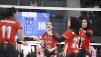 Tuan rumah dan juara bertahan putri Kalbar mengalahkan Sultra pada laga perdana Pul X babak delapan besar turnamen voli Piala Kapolri 2024. Kalbar menang&nbsp;dengan skor 3-0 (25-12, 25-18, 31-29) di GOR Terpadu A. Yani Pontianak, Kamis (3/10). (foto; PP PBVSI)