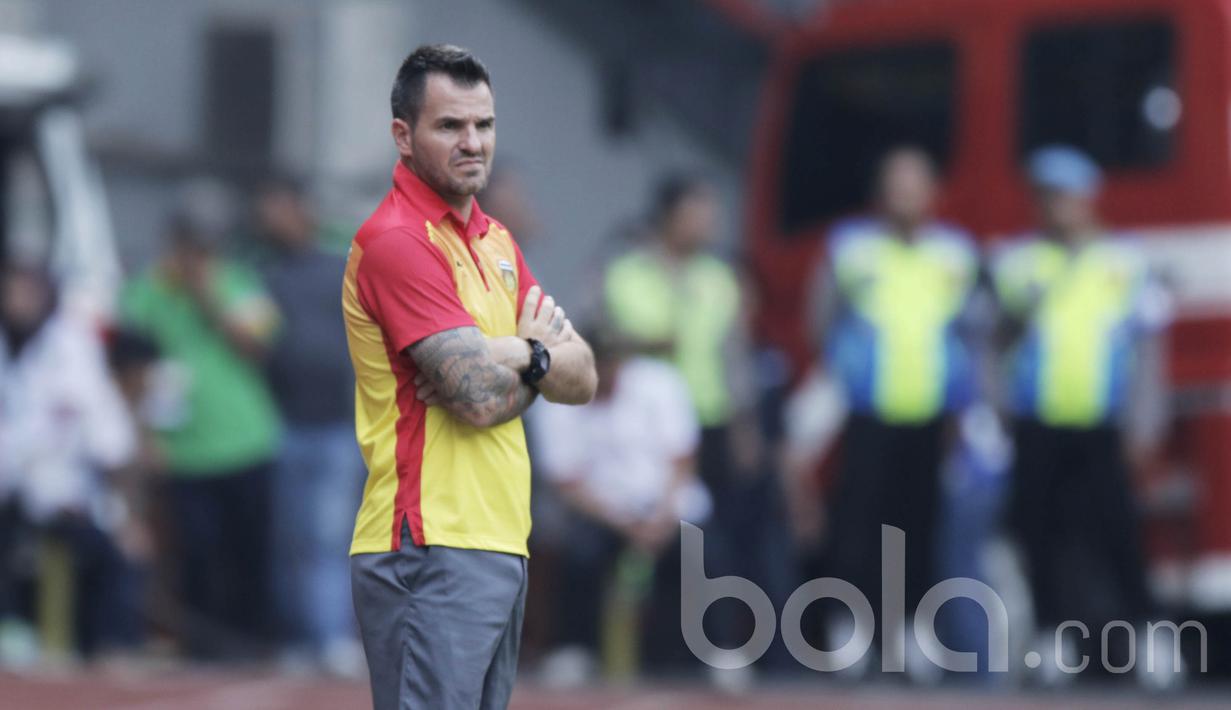 Ekspresi pelatih Bhayangkara FC, Simon McMenemy, saat memberikan arahan kepada anak asuhnya pada laga melawan Semen Padang di Stadion Patriot, Bekasi, Sabtu (20/05/2017). Bhayangkara FC menang 1-0. (Bola.com/M Iqbal Ichsan)