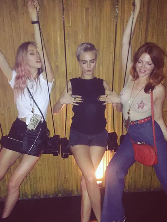 Liburan dan perayaan ulang tahun Cara ini sudah direncanakan sejak lama. Wanita berambut pendek ini, kabarnya mengajak 20 orang sahabatnya, dan rela mengeluarkan biaya yang begitu besar. (Instagram/tallulahbernard)