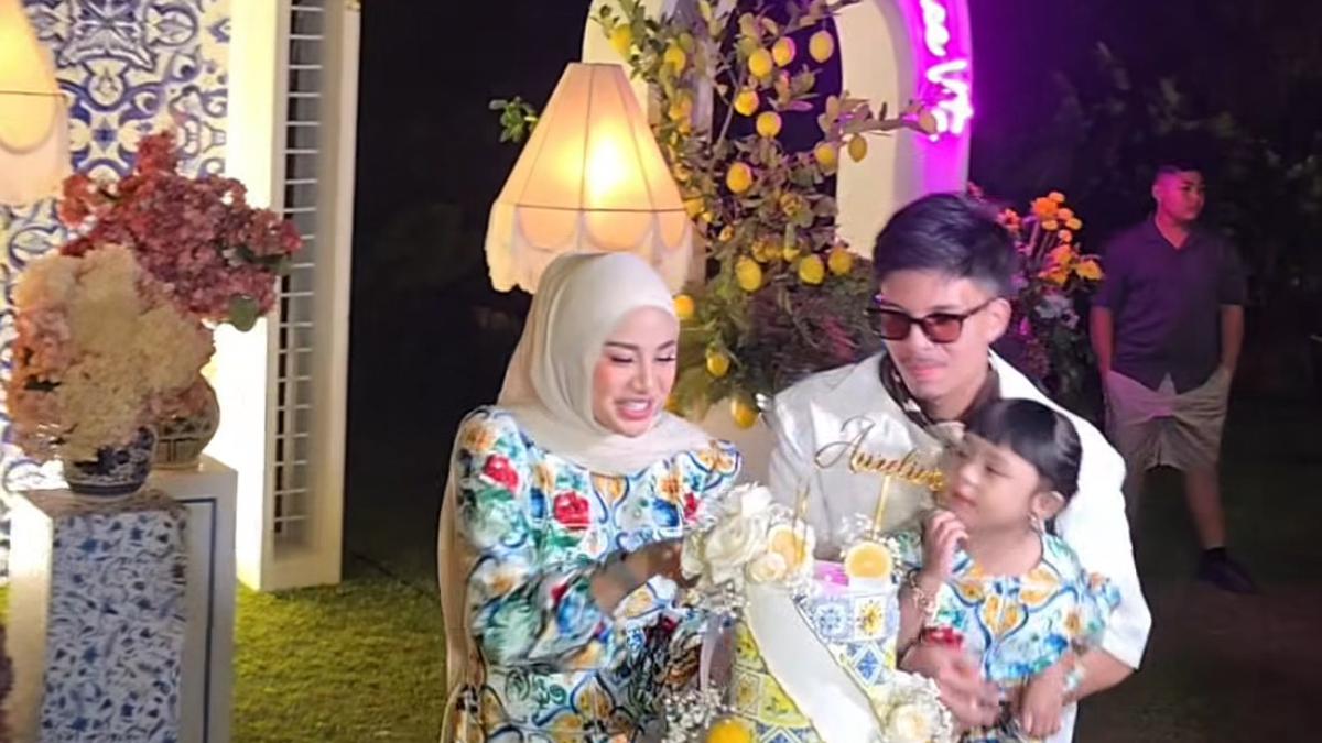 6 Potret Aurel Hermansyah Dibalut Dress Colorful saat Ulang Tahun di Bali Bertema Italian Summer, Dapat Kado Tas Chanel dari Ashanty