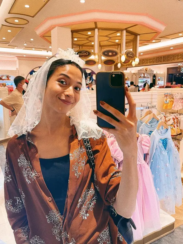8 Inspirasi OOTD Kasual Putri Marino Saat Mirror Selfie di Korea Selatan