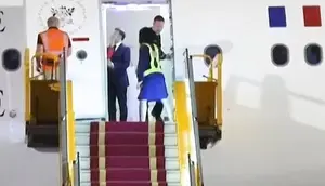 Presiden Prancis Emmanuel Macron dan istrinya Brigitte terekam kamera dalam apa yang terlihat seperti pertengkaran saat mereka turun dari pesawat pada hari Minggu (25/5/2025) di sebuah bandara di Hanoi, Vietnam. (AP)