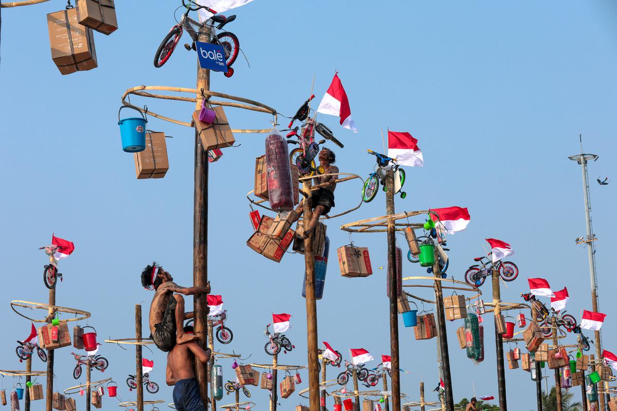 Panjat Pinang Meriahkan HUT ke-81 RI di Ancol