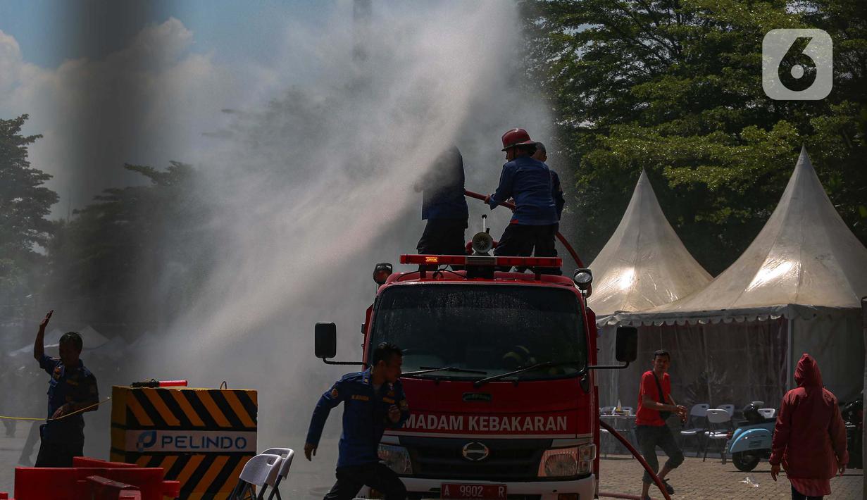 Pemudik pun memilih berteduh menghindari panasnya cuaca di Pelabuhan Ciwandan. (Liputan6.com/Angga Yuniar)