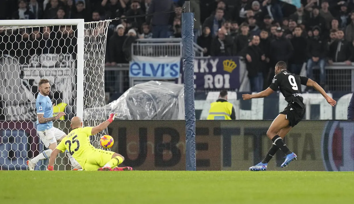Udinese kembali mencetak gol saat Lazio gencar melakukan serangan. Beto kembali mencatatkan namanya di papan skor untuk membawa Udinese unggul 2-0 pada menit ke-34 lewat tendangan kaki kanannya yang gagal diantisipasi Pepe Reina. (AP/Gregorio Borgia)