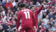 Pemain Liverpool, Dominik Szoboszlai, merayakan gol pertamanya untuk timnya dalam pertandingan Liga Primer Inggris antara FC Liverpool dan FC Arsenal di Liverpool, Inggris, Minggu (31/8/2025). (Foto AP/Jon Super)