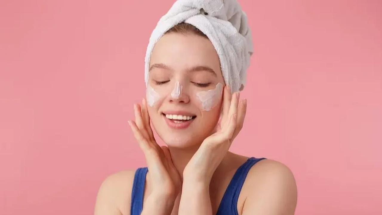 Pilih moisturizer yang sesuai dengan jenis kulit, dengan tekstur gel untuk kulit berminyak, dan krim untuk kulit kering.