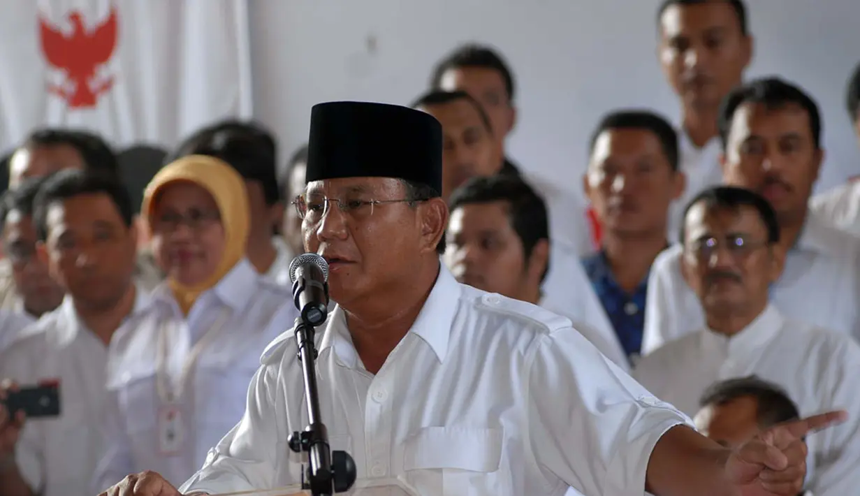 "Kami menarik diri dari proses yang sedang berlangsung," tegas Prabowo Subianto saat jumpa pers di Rumah Polonia, Jakarta, (22/7/2014). (Liputan6.com/Miftahul Hayat)