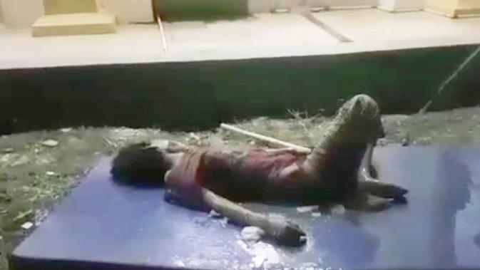 Potongan video pasien ODGJ di Kabupaten Ogan Ilir Sumsel yang tak berdaya ketika disiram petugas Dinsos Ogan Ilir pakai selang air (Liputan6.com / Nefri Inge)