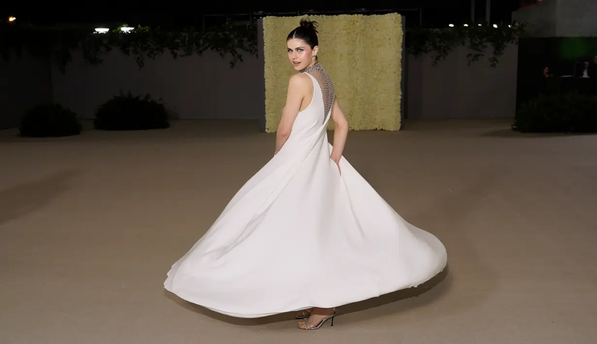 Alexandra Daddario tiba di acara tahunan kedua Academy Museum di Academy Museum of Motion Pictures di Los Angeles, Amerika Serikat, Sabtu (15/10/2022). Alex tampil pada fashion show di museum terbesar yang didedikasikan untuk seni, sains, dan seniman pembuat film di Amerika Serikat. (AP Photo/Chris Pizzello)