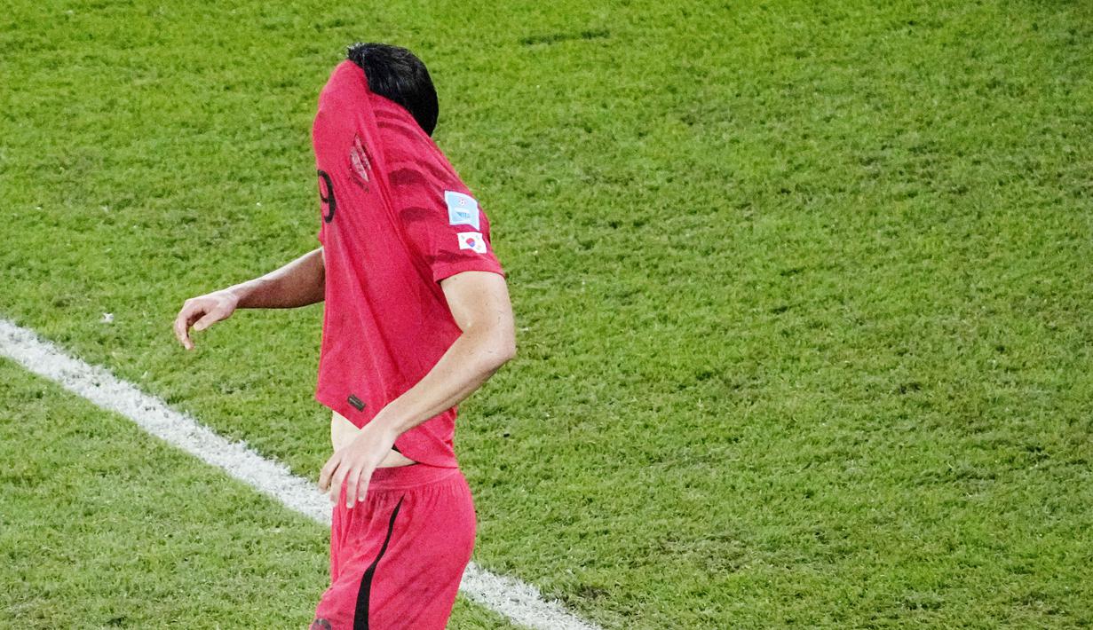 Pemain Korea Selatan, Cho Gue-sung, menutup wajahnya usai ditaklukkan Brasil pada babak 16 besar Piala Dunia 2022. (AP/Darko Bandic)