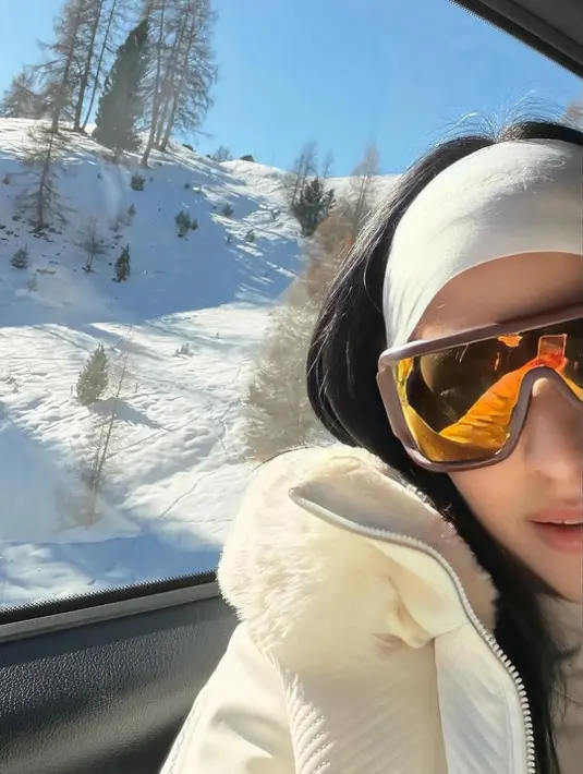 Berlibur ke Switzerland, Nia Ramadhani tampil memukau dengan OOTD stylish saat bermain ski. (Foto: Nia Ramadhani/ Instagram)