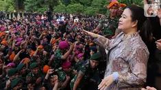 Ketua DPR RI Puan Maharani bernyanyi dan bergoyang bersama di atas panggung hiburan bertajuk dangdut di Lapangan DPR Senayan, Jakarta, Senin (21/10/2019). Agenda dangdutan untuk menghibur gabungan prajurit TNI-Polri yang berjaga saat Pelantikan Presiden dan Wakil Presiden. (Liputan6.com/Johan Tallo)