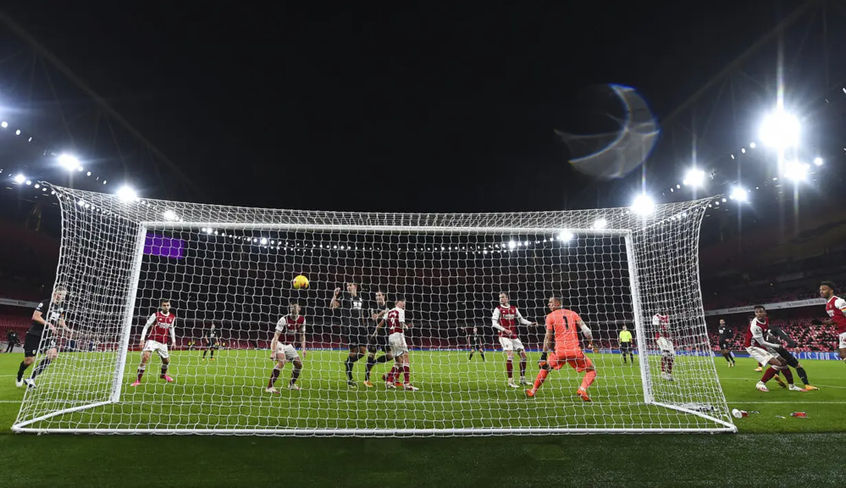 Pemain Arsenal Pierre-Emerick Aubameyang (kanan) mencetak gol bunuh diri saat melawan Burnley pada pertandingan Liga Premier Inggris di Stadion Emirates, London, Inggris, Minggu (13/12/2020). Arsenal kalah 0-1. (Laurence Griffiths/Pool via AP)