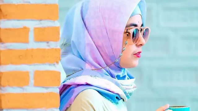 Risty Tagor berani main warna