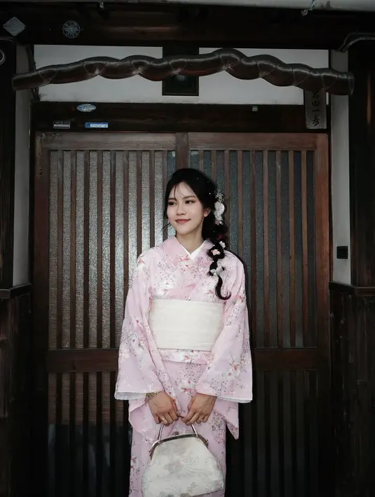 Jessica Jane tampil cantik dalam balutan kimono pink floral dan belt putih. Clutch berwarna putih turut lengkapi tampil dreamy Jessica Jane yang tampak seperti putri kaisar Jepang [@jessicajane99]