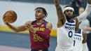 Pebasket Cleveland Cavaliers, Isaac Okoro, berusaha melewati pebasket Minnesota Timberwolves, D'Angelo Russell, pada laga NBA di Rocket Mortgage FieldHouse, Senin (1/2/2021). Cavaliers menang dengan skor 100-98. (AP/Tony Dejak)