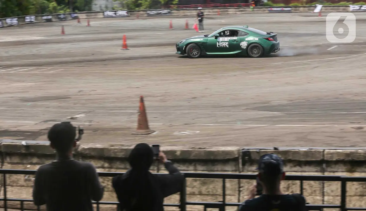 PT Plaza Auto Mega sebagai APM Subaru menjadi sponsor resmi ajang kompetisi Indonesia Drift Series 2024 yang digelar di empat kota dengan Subaru BRZ menjadi official car Women Drift Challenge dan Subaru WRX Wagon yang menjadi safety car. (Liputan6.com/Angga Yuniar)