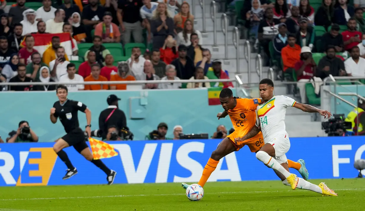 <p>Bek Belanda, Denzel Dumfries berebut bola dengan pemain Senegal, Formose Mendy pada pertandingan grup A Piala Dunia 2022 Qatar di Stadion Al Thumama di Doha, Qatar, Senin (21/11/2022). Belanda menang atas Senengal dengan skor 2-0. (AP Photo/Petr David Josek)</p>