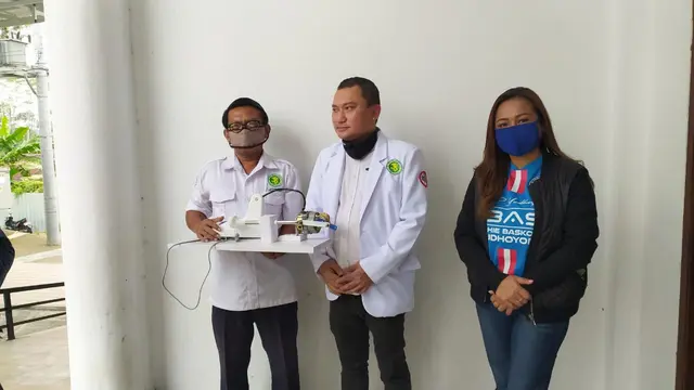 Dokter di Banjarnegara mengembangkan ventilator murah memanfaatkan kipas angin bekas. (Foto: Liputan6.com/Ook untuk Rudal Afgani)