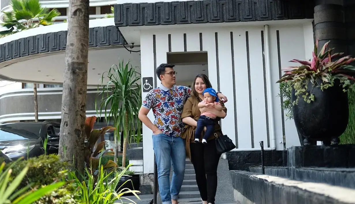 "Malem minggu! Waktunya pacaraaaannn. Seharusnya sihh!! Entah udah berapa kali malem minggu kita lewatin di rumah aja," katanya. (Instagram/tya_ariestya)