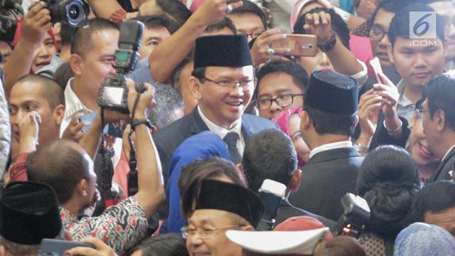 Momen Ahok dan Anies Saling Sapa