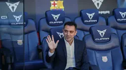 Pelatih baru Barcelona Xavi Hernandez melambai ke penonton saat presentasi resminya di stadion Camp Nou, Spanyol, Senin (8/11/2021). Xavi menggantikan pelatih sebelumnya Ronald Koeman yang dipecat. (AP Photo/Joan Monfort)
