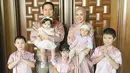 Model baju Lebaran keluarga Ratna Galih dengan nuansa pink dan hijau sage (Foto: Instagram @ratnagalih)