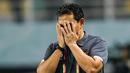 Pelatih kepala Timnas Indonesia U-17, Bima Sakti, menutup wajahnya saat anak asuhnya digempur pemain Timnas Ekuador U-17 pada laga pertama Grup A Piala Dunia U-17 di Stadion Gelora Bung Tomo, Surabaya, Jumat (10/11/2023) malam WIB. Kedua tim bermain sama kuat 1-1. (Bola.com/Bagaskara Lazuardi)