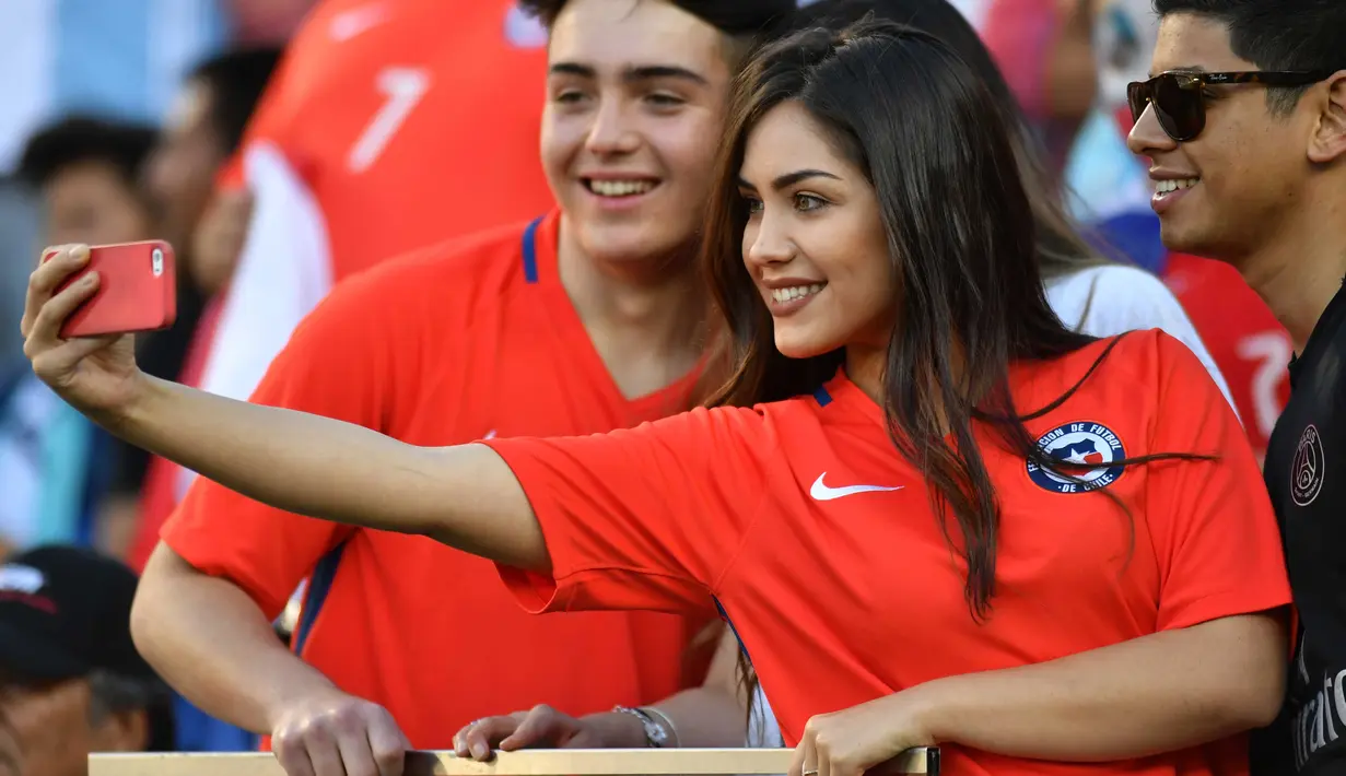 Suporter Chili berfoto selfie sebelum partai Chili vs Argentina pada ajang Copa Amerika Centenario 2016 di Stadion at Levi's, Santa Clara, Amrika Serikat, (7/6/2016) WIB. (AFP/Josh Edelson)