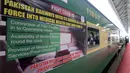 Foto yang diabadikan pada 30 Maret 2020 ini menunjukkan bagian luar kompartemen kereta api yang diubah menjadi bangsal karantina untuk virus Corona COVID-19  di stasiun kereta api di Rawalpindi, Provinsi Punjab, Pakistan timur. (Xinhua/Ahmad Kamal)