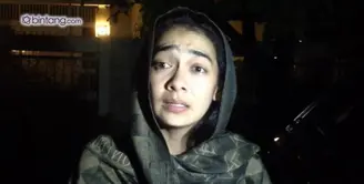 Ayahanda Rina Gunawan meninggal, Ananda Lontoh dan beberapa kerabat lainnya datang bergantian ke rumah duka Rina Gunawan.