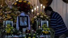 Jenazah korban pesawat AirAsia QZ8501, Hendra Gunawan Syawal disemayamkan di rumah duka Adi Jasa, Surabaya, Minggu (4/1). (Liputan6.com/Johan Tallo)