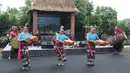 Penari membawakan tarian tradisional Lombok dan Bima dalam Seri Konser Situs Budaya Iwan Fals dan Band di Panggung Kita, Depok, Sabtu (3/3). Konser dengan konsep sosial ini merupakan rangkaian dari konser sebelumnya. (Liputan6.com/Arya Manggala)