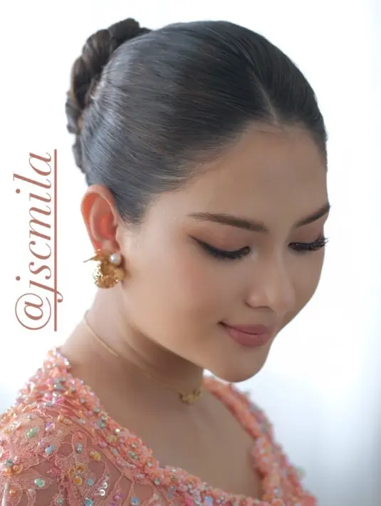 Jessica Mila menata rambutnya dengan twisted up do yang super sleek untuk terlihat rapi dan anggun [@itsfrankywu]