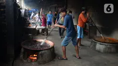 Pekerja memproduksi dodol Betawi di rumah industri di kawasan Pasar Minggu, Jakarta, Selasa (4/5/2021). Dodol Betawi dijual dengan harga Rp 50 ribu - Rp 100 ribu per kilogram. (merdeka.com/Imam Buhori)