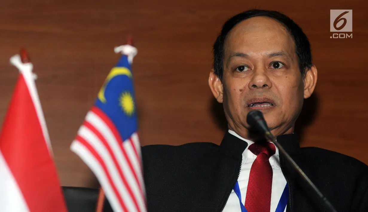 Chief Commissioner MACC, Datuk Sri Mohd Shukri bin Abdul memberi keterangan usai menandatangani perpanjangan MoU di gedung KPK, Jakarta, Senin (5/11). Perpanjangan MoU KPK dan MACC berkaitan dengan pemberantasan korupsi. (Merdeka.com/Dwi Narwoko)