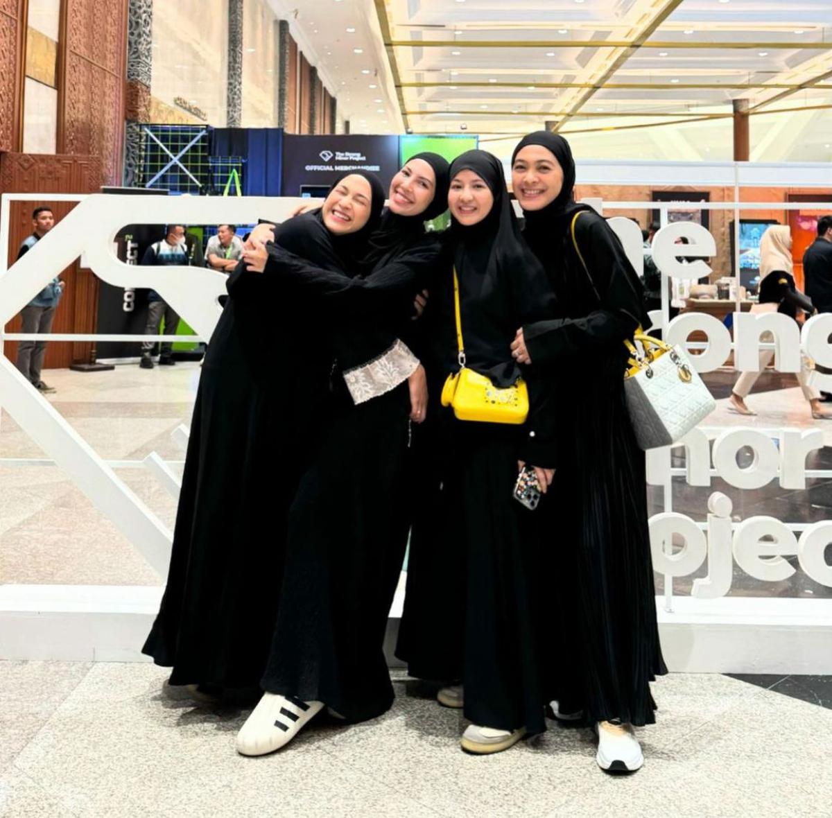 7 Potret Geng Berhijab yang Selalu Mengabadikan Setiap Momen Liburan dan Kerja!