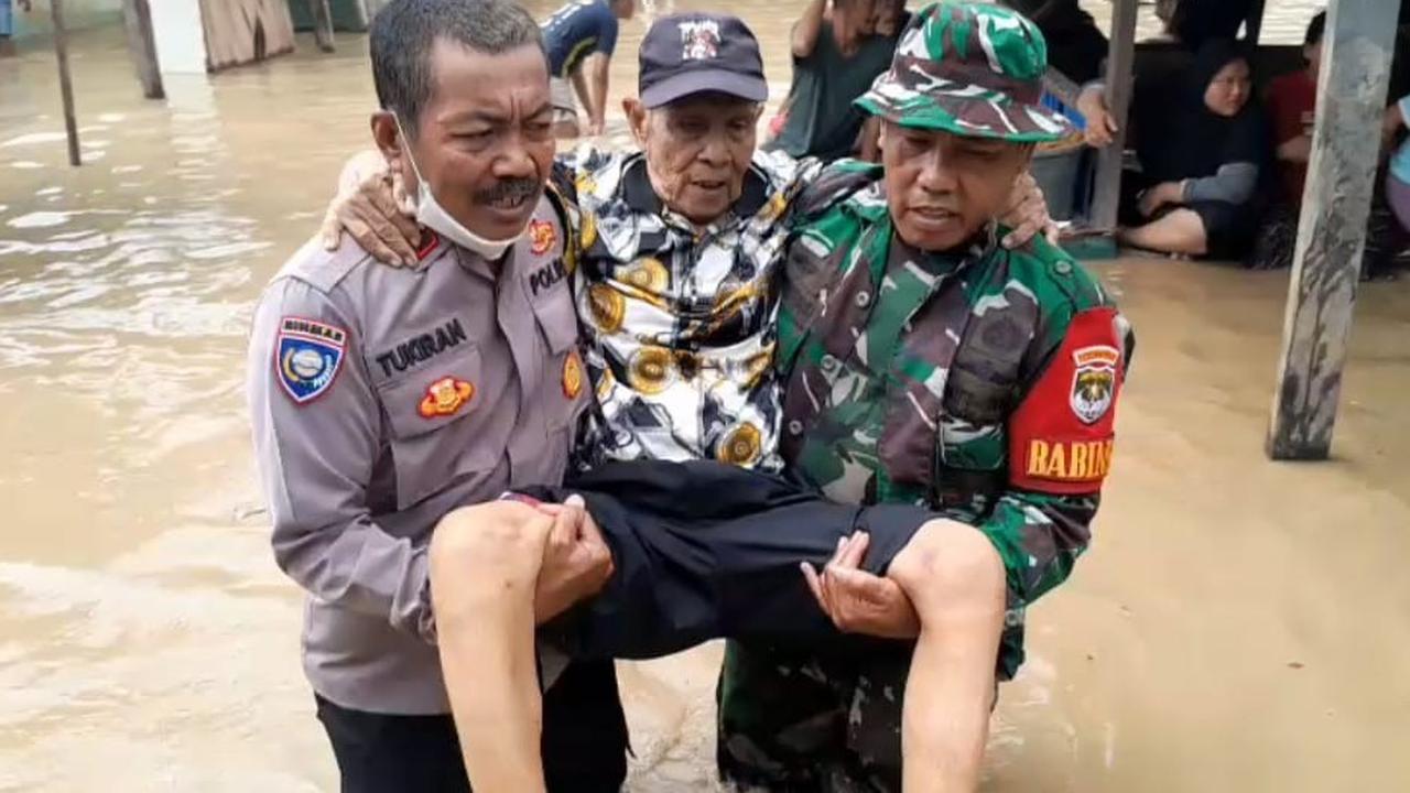 Prajurit TNI Kodim 0507 evakuasi warga terjebak banjir di Bekasi