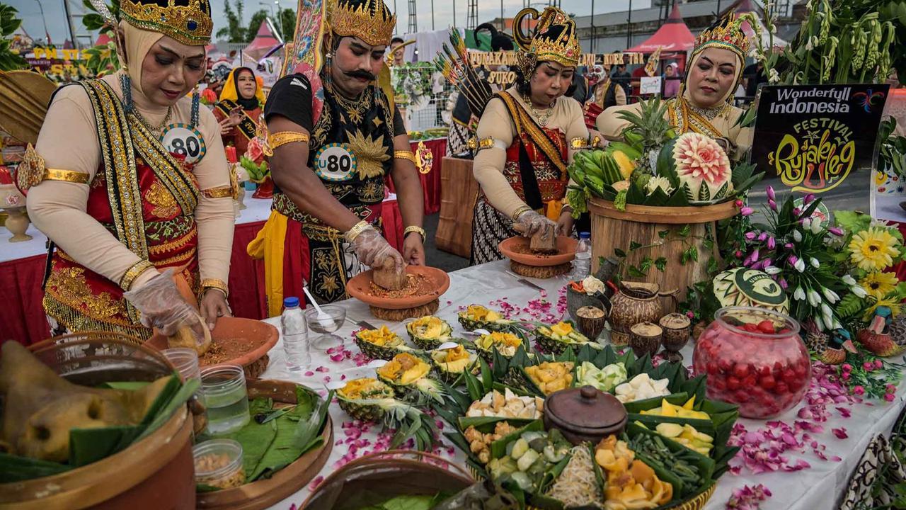 FOTO: Keseruan Warga Kota Surabaya Dengan Aneka Kostum Unik Mengikuti Festival Rujag Uleg