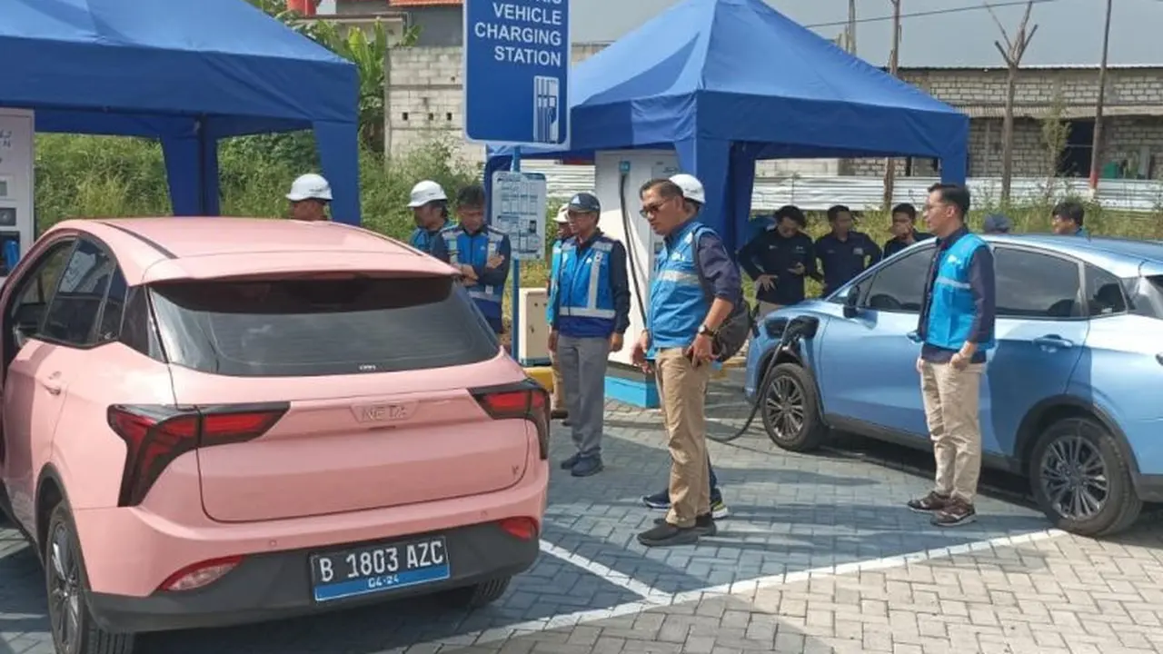 Neta tinjau SPKLU Tol Trans Jawa