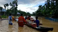 Tim Manggala Agni Daops Tinanggea yang menyalurkan bantuan bahan makanan dengan menggunakan perahu dan rakit darurat yang dibuat di wilayah pemukiman yang terendam banjir di Kabupaten Konawe. (Liputan6.com/Ahmad Akbar Fua)