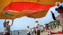 Festival layang-layang ini menyedot perhatian pengunjung untuk menyaksikan. (Liputan6.com/Faizal Fanani)