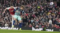 Gelandang Arsenal, Declan Rice (kiri) mencetak gol pertama timnya ke gawang Brentford lewat sundulan kepala pada laga pekan ke-28 Premier League 2023/2024 di Emirates Stadium, London, Sabtu (9/3/2024). (AP Photo/Frank Augstein)