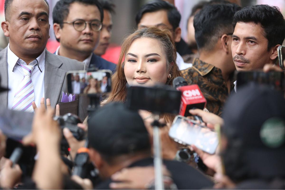 FOTO: Selebgram Lisa Mariana Penuhi Panggilan KPK